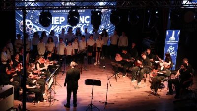 Kartepe Genç Akademi öğrencileri, yıl boyunca hazırladıkları tiyatrodan müziğe, danstan