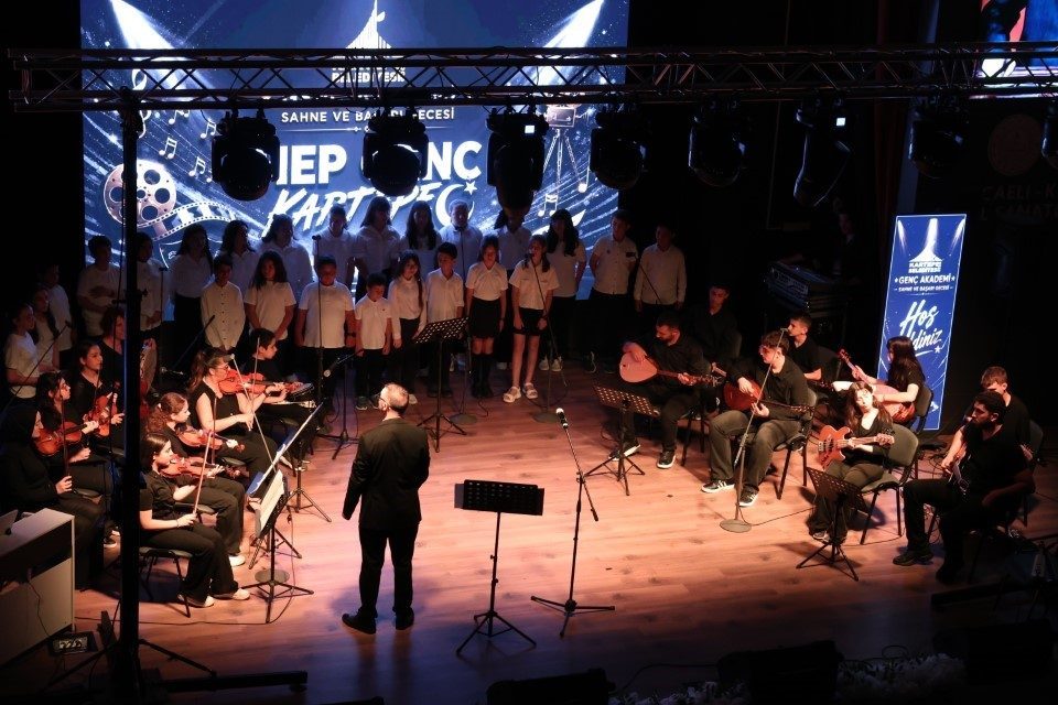 Kartepe Genç Akademi öğrencileri, yıl boyunca hazırladıkları tiyatrodan müziğe, danstan