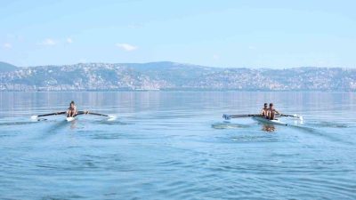 Kocaeli’de su sporlarına kazandırılan genç kürekçiler, Edirne’de katıldıkları ilk il