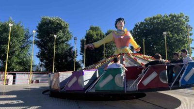 Bolu’da lunaparktaki oyuncakları günlerdir uzaktan izleyen otizmli çocuk, çalışanların girişimi