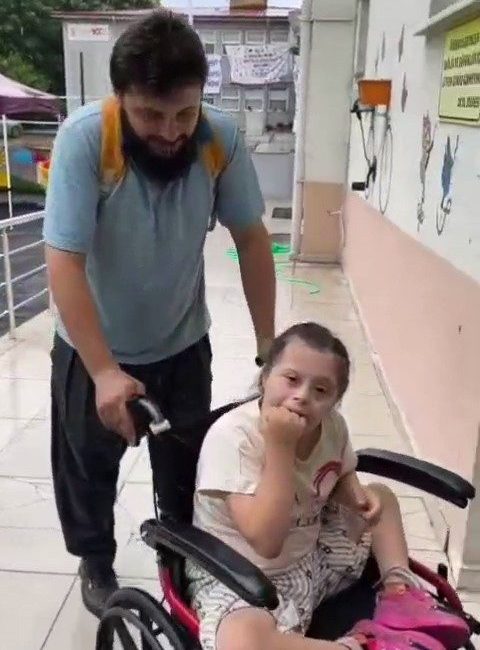 Düzce’de özel eğitim gören kızını her gün okula getiren baba