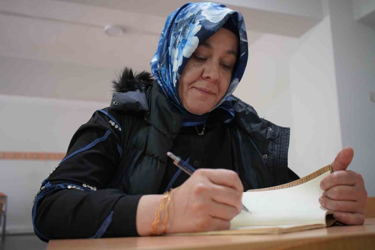 İki çocuk annesi, kızının “yapabilirsin” sözüyle üniversiteli oldu