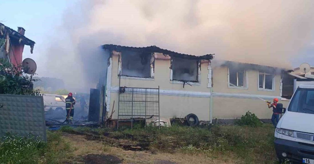 Sakarya’nın Karapürçek ilçesinde iki katlı ahşap bir evde çıkan ve