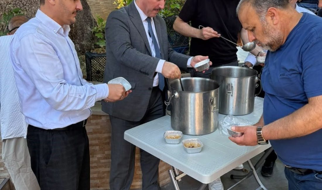Bilecik İl Müftüsü Ahmet Dilek, kazan başına geçerek aşure dağıttı.