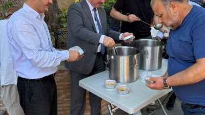 Bilecik İl Müftüsü Ahmet Dilek, kazan başına geçerek aşure dağıttı.