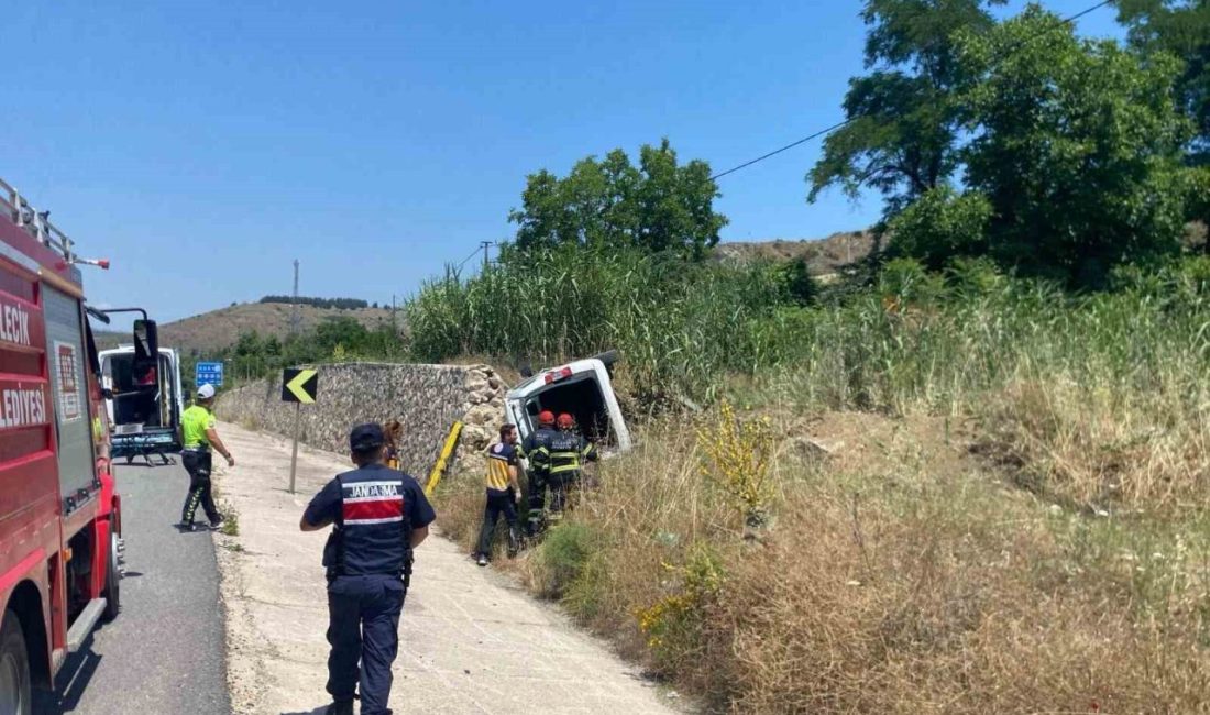 Bilecik’te istinat duvarına çarpıp yan yatan hafif ticari aracın içinde