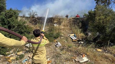 Kocaeli’nin İzmit ilçesinde ağaçlık alanda çıkan yangını söndürme çalışmaları devam