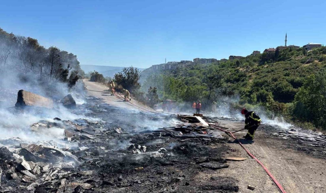 Kocaeli’nin İzmit ilçesinde ağaçlık alanda çıkan yangın ekiplerin yaklaşık bir