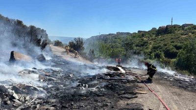Kocaeli’nin İzmit ilçesinde ağaçlık alanda çıkan yangın ekiplerin yaklaşık bir