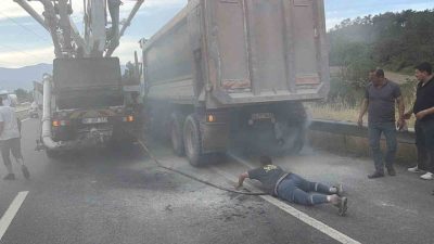 Düzce’de seyir halinde kamyonun lastiğinde çıkan yangını, beton pompası ve