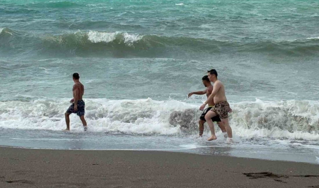 Düzce’nin Akçakoca ilçesinde etkili olan rüzgar, Karadeniz’de dalga yüksekliğinin artmasına