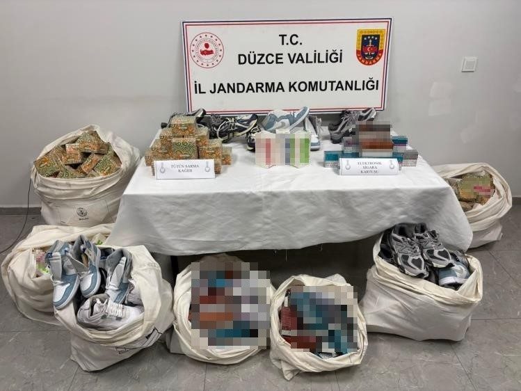 Kargo gönderiminden kaçak ürün çıktı DÜZCE(İHA) – Düzce’de jandarma ekiplerince kaçakçılıkla mücadele kapsamında düzenlenen operasyonda,