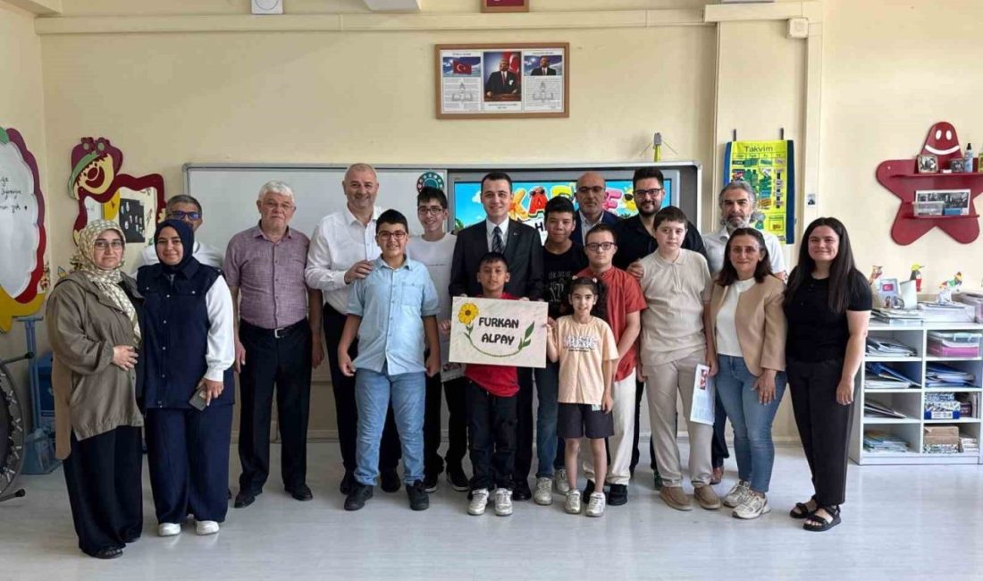 DÜZCE(İHA) – Düzce’nin Çilimli ilçesinde karnesini getiren öğrencilere Kaymakam Furkan