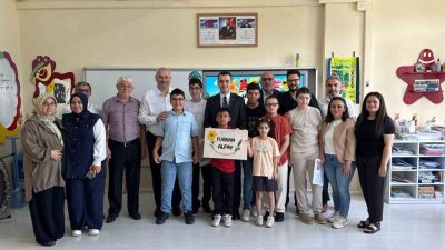 DÜZCE(İHA) – Düzce’nin Çilimli ilçesinde karnesini getiren öğrencilere Kaymakam Furkan