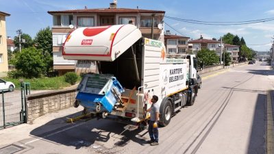 Kartepe’de Kurban Bayramı’nın ardından ilçe genelindeki çöp konteynerlerinde temizlik ve