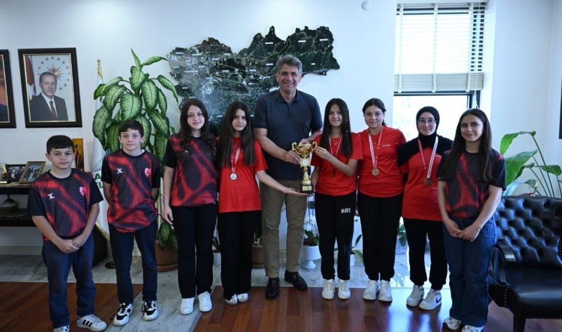 Kartepe’de ulusal müsabakalarda derece yapan öğrenciler başarılarını paylaştı Ulusal müsabakalarda dereceye giren sporcu öğrenciler, Kartepe Belediye Başkanı Mustafa