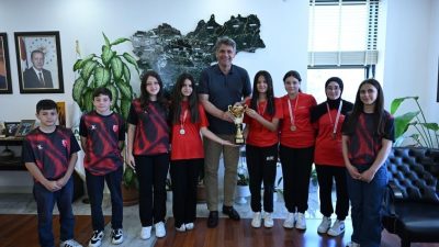 Ulusal müsabakalarda dereceye giren sporcu öğrenciler, Kartepe Belediye Başkanı Mustafa