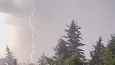 Kastamonu’da küle dönen jimnastik salonuna yıldırımın düştüğü anlar cep telefonu