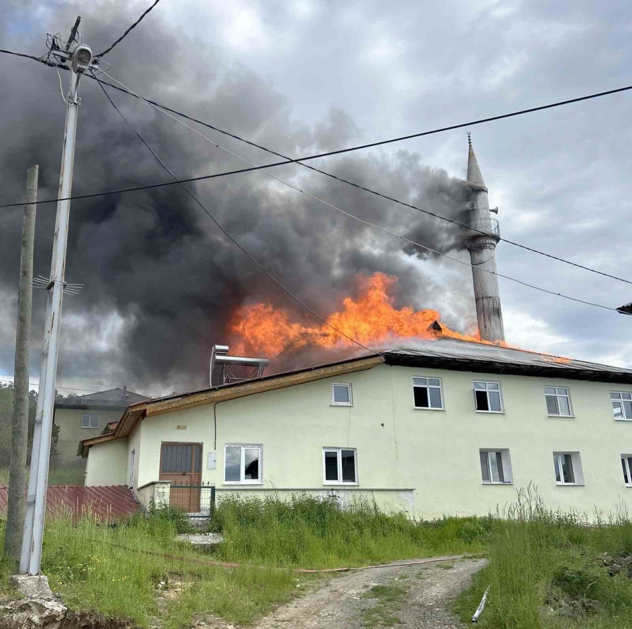 Kastamonu’da çıkan yangında cami kullanılamaz hale geldi