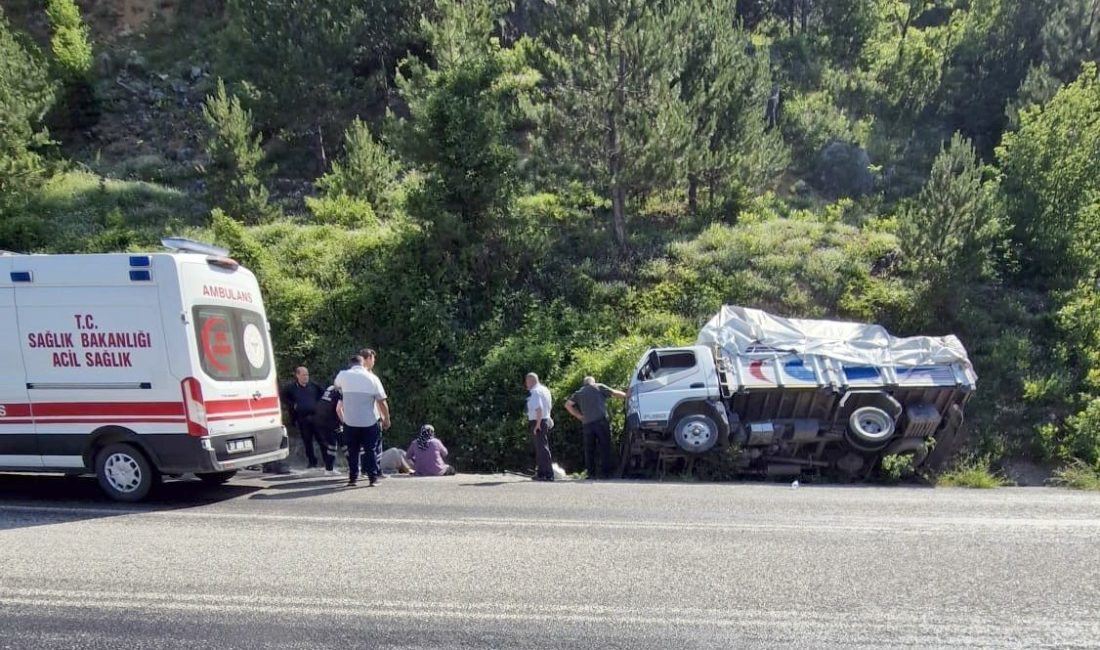 Kastamonu-İnebolu kara yolu Küre ilçesi mevkiinde kamyon şarampolde devrildi. Kazada