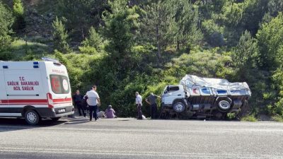Kastamonu-İnebolu kara yolu Küre ilçesi mevkiinde kamyon şarampolde devrildi. Kazada