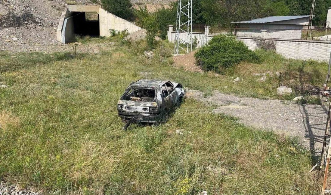 Kastamonu’nun İhsangazi ilçesinde kamyonetle çarpışan otomobilde çıkan yangın, itfaiye ekiplerince