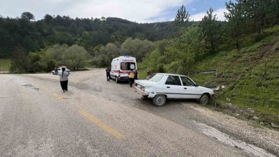 Kastamonu’nun Tosya ilçesinde otomobilin yoldan çıkarak yamaca çarptığı kazada 2
