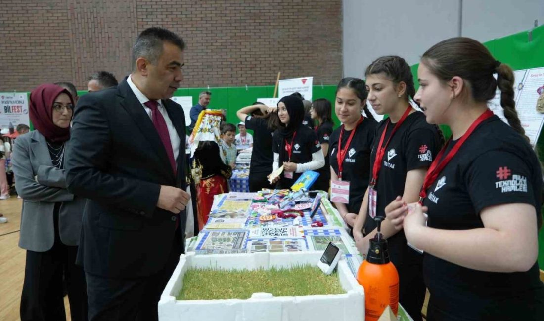 Kastamonu’da düzenlenen Bilim Festivalinde öğrencilerin yapmış robotik kodlamalarla hazıladığı birbirinden