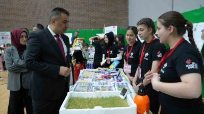 Kastamonu’da düzenlenen Bilim Festivalinde öğrencilerin yapmış robotik kodlamalarla hazıladığı birbirinden