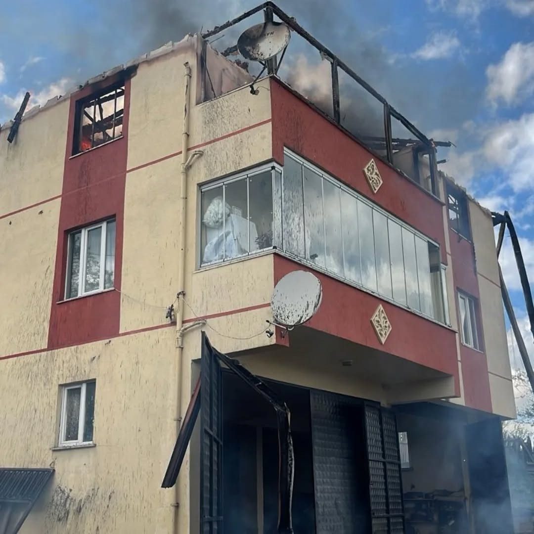 Kastamonu’da üç katlı binanın çatısında yangın