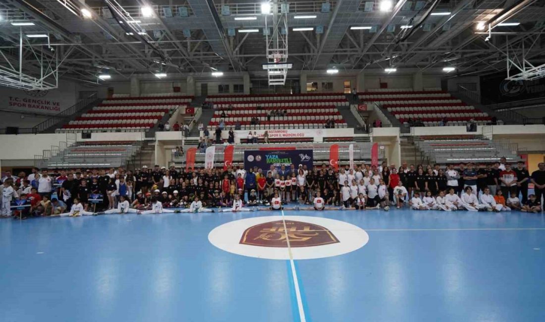 Kastamonu’da düzenlenen Yaz Spor Okulları törenle başladı. Program kapsamında 3-18