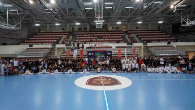 Kastamonu’da düzenlenen Yaz Spor Okulları törenle başladı. Program kapsamında 3-18