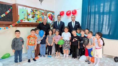 Bilecik’in Osmaneli ilçesinde Osmaneli Kaymakamı Abdüssamed Kılıç, Cumhuriyet Ortaokulu’nda incelemelerde