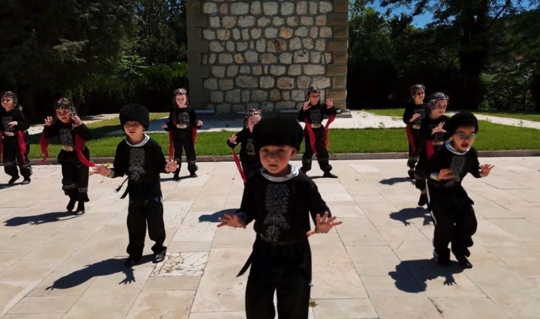 Bilecik’te bir anaokulu öğrencileri dünyaca ünlü ’Kartal Dansı’nı Kazak Türklerinin