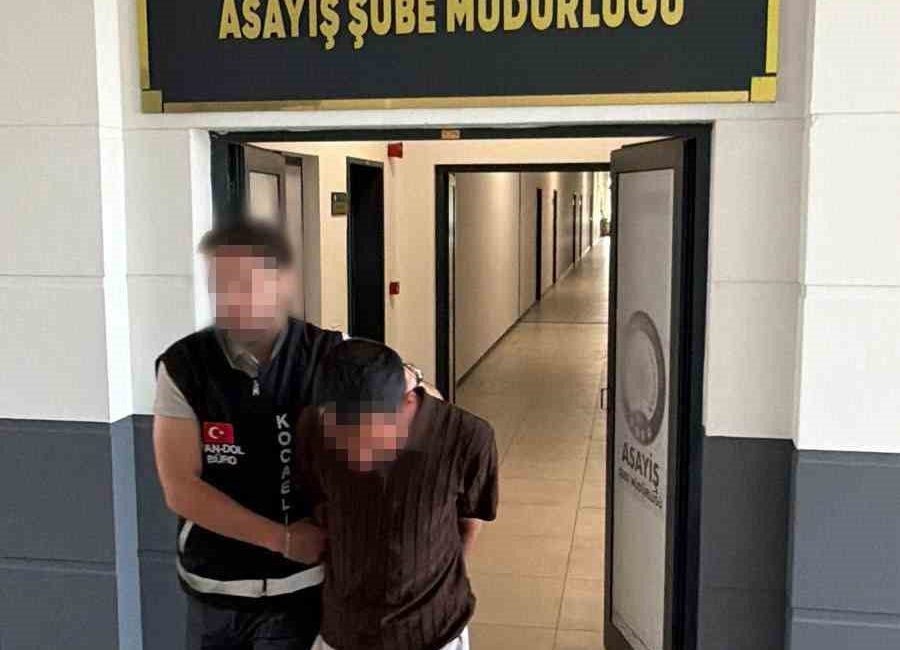 Kocaeli’nin Gölcük ilçesinde kendisini polis olarak tanıtarak bir vatandaşı 500