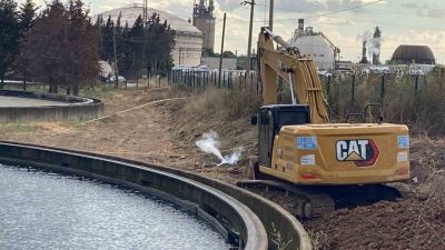 Kocaeli’nin Körfez ilçesinde su arıtma tesisinde çalışma yapan bir kepçe