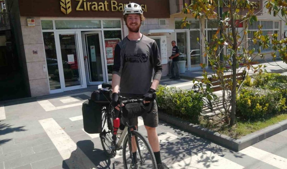 Kız arkadaşından ayrıldıktan sonra İsviçre’den dünya turuna çıkan genç gezgin,
