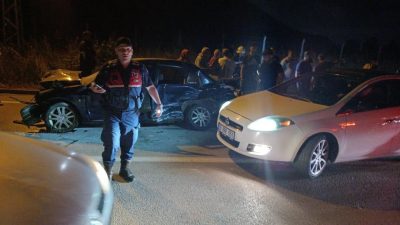 Kocaeli’nin Başiskele ilçesinde sürücüsünün kontrolünden çıkarak direğe çarpan otomobile, arkadan