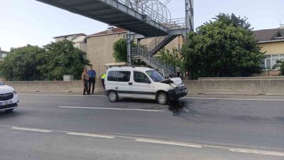 Kocaeli’nin Karamürsel ilçesinde hafif ticari aracın bir otomobile arkadan çarptığı