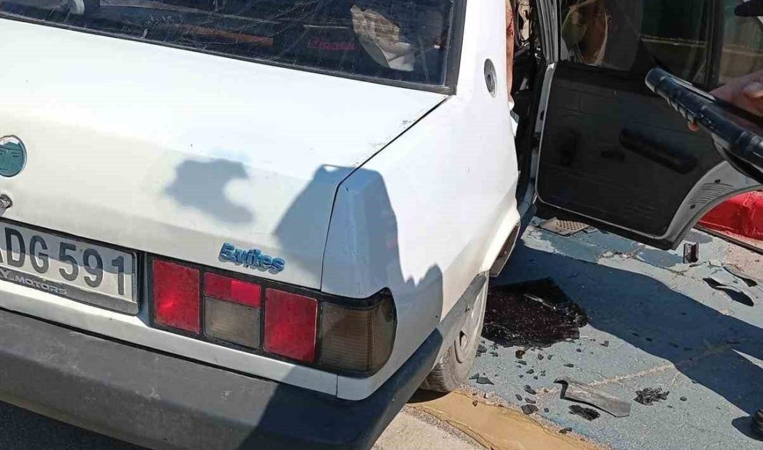 Kocaeli’de kaldırıma çarpan otomobilin sürücüsü yaralandı Kocaeli’nin Derince ilçesinde sürücüsünün direksiyon hakimiyetini kaybetmesi sonucu kaldırım taşına