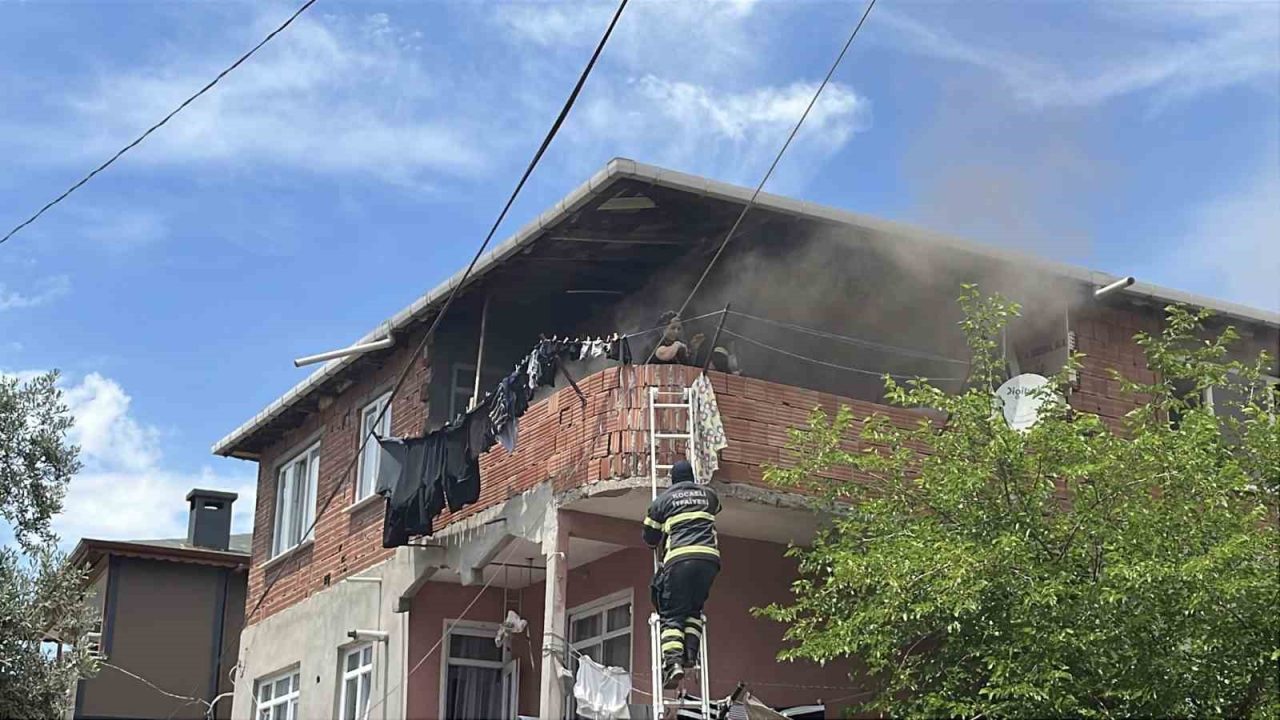 Kocaeli’de korkutan yangın: Balkonda mahsur kalan anne ve bebeği itfaiye kurtardı