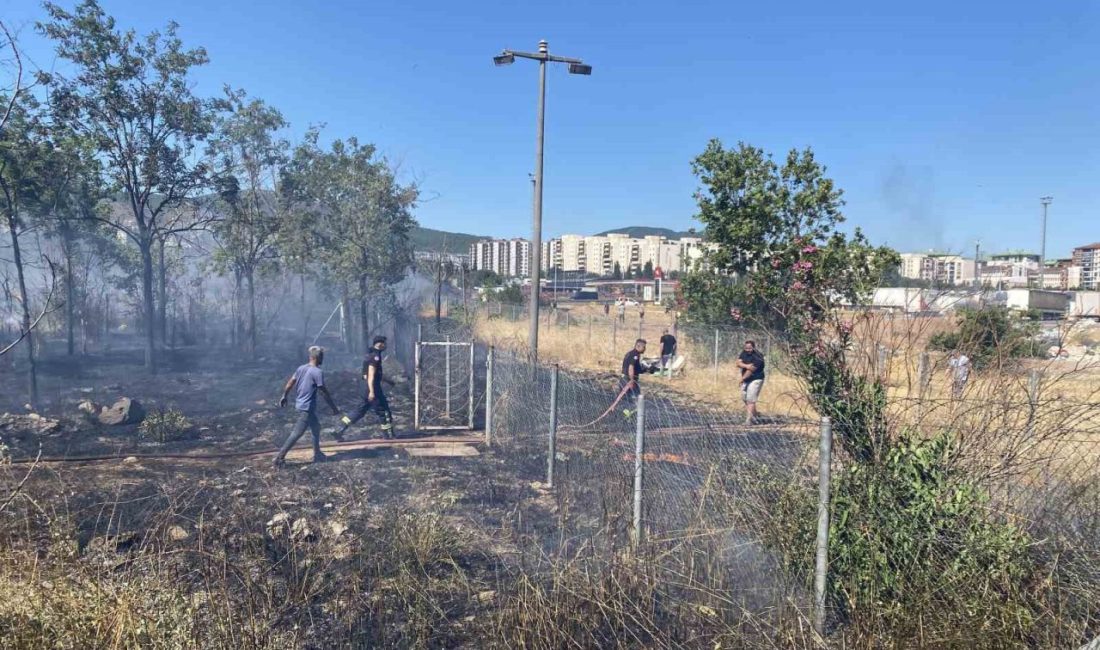 Kocaeli’de saman yüklü tırın römorkunda çıkan yangın mahalleyi sardı Kocaeli’nin Körfez ilçesi TEM Otoyolu kenarında seyir halindeki saman yüklü