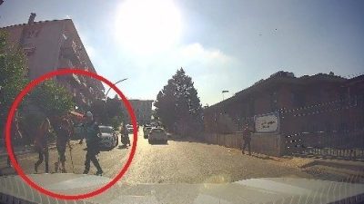 Kocaeli’de görevi başındaki zabıta personelinin, koltuk değneğiyle yürümekte güçlük çeken