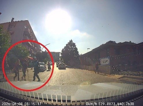 Kocaeli’de görevi başındaki zabıta personelinin, koltuk değneğiyle yürümekte güçlük çeken