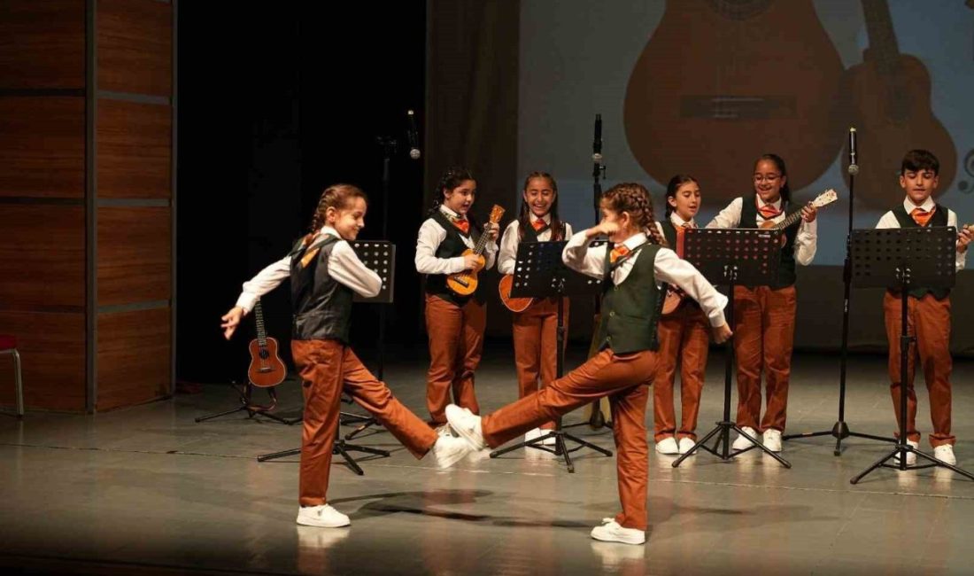 Konservatuvar öğrencileri hem çaldı hem oynadı Kocaeli Büyükşehir Belediye Konservatuvarı Gebze Ukulele Orkestrası ve Gitar öğrencileri,