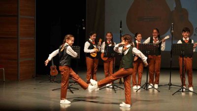 Kocaeli Büyükşehir Belediye Konservatuvarı Gebze Ukulele Orkestrası ve Gitar öğrencileri,