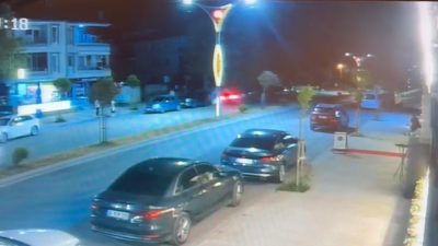 Sakarya’nın Karasu ilçesinde sürücüsünün direksiyon hakimiyetini kaybetmesi sonucu kontrolden çıkan