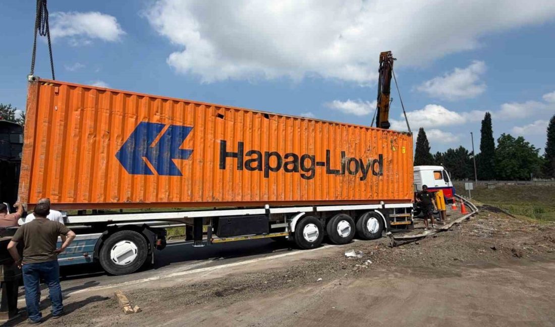 Anadolu Otoyolu’nun Sakarya kesimi bağlantı yolunda kontrolden çıkarak devrilen tır,