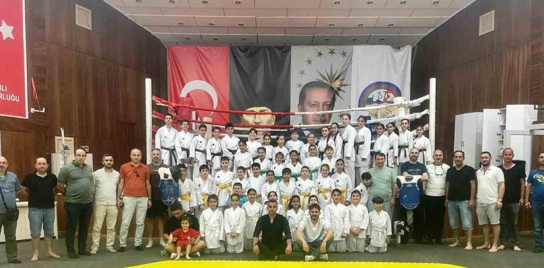 Körfez’de 45 karateci bir üst kuşağa terfi etti Körfez’de düzenlenen karate kuşak sınavını başarıyla geçen 45 sporcu yeni