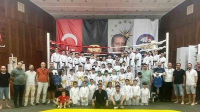 Körfez’de düzenlenen karate kuşak sınavını başarıyla geçen 45 sporcu yeni
